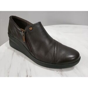 VERY CLEAN Clarks Suttyn Zip brown Leather Loafers Womens Size 9 old money